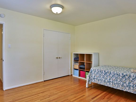 4th image of 204 Parkrose Ave