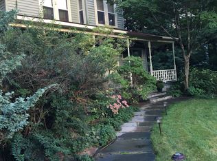 962 Saint Davids Ln, Niskayuna, NY 12309