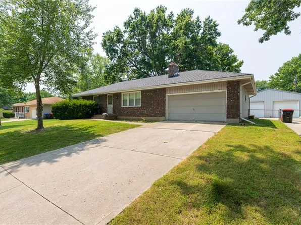 402 18th Ave N, Greenwood, MO 64034