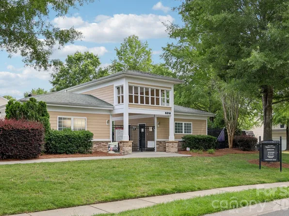 5226 Coffeeberry Ln, Charlotte, NC 28227