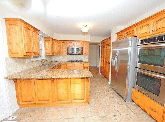 4th image of 211 E Burr Oak Dr