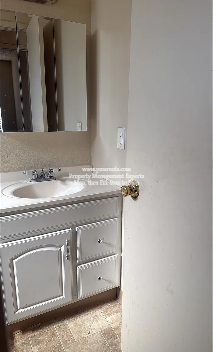 3 bed, 2.0 bath, 1100 sqft, $2,200 — Photo 3