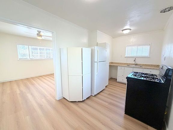 5th image of 1732 Cabrillo Ave APT C