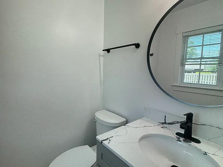 2nd view 1/2 Bath
