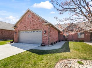 1915 Dunraven Rd, Bloomington, IL 61704