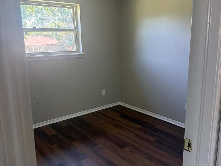 1304 Locust Dr — Photo 10