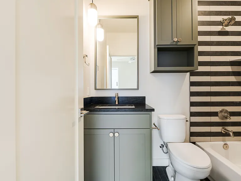 Primary bedroom en suite bathroom