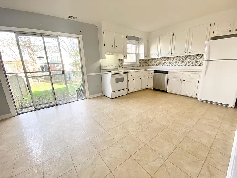 2105 Lauderdale Dr — Photo 4