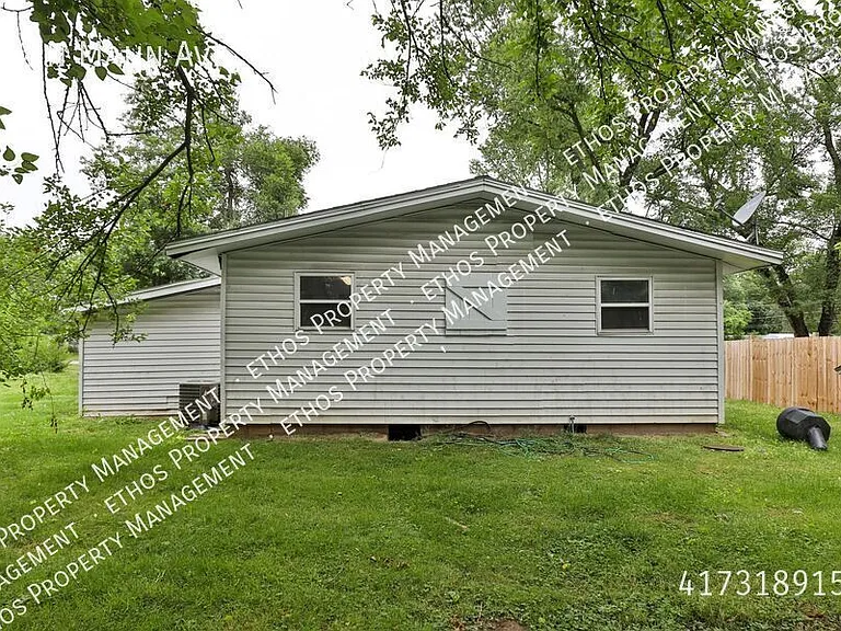 512 N Mahn Ave — Photo 12