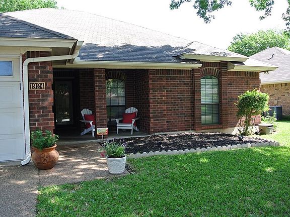 3rd image of 1924 Berrybrook Dr