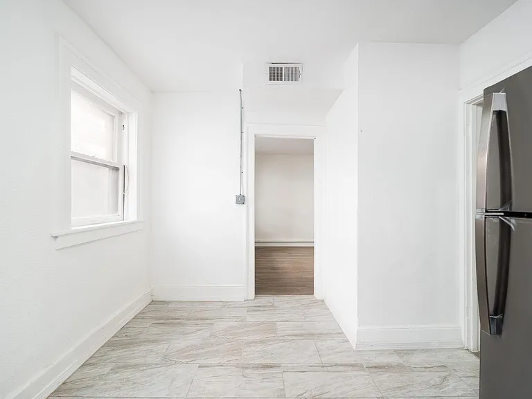 Sunset Heights - 412 W Yandell Street — Photo 8