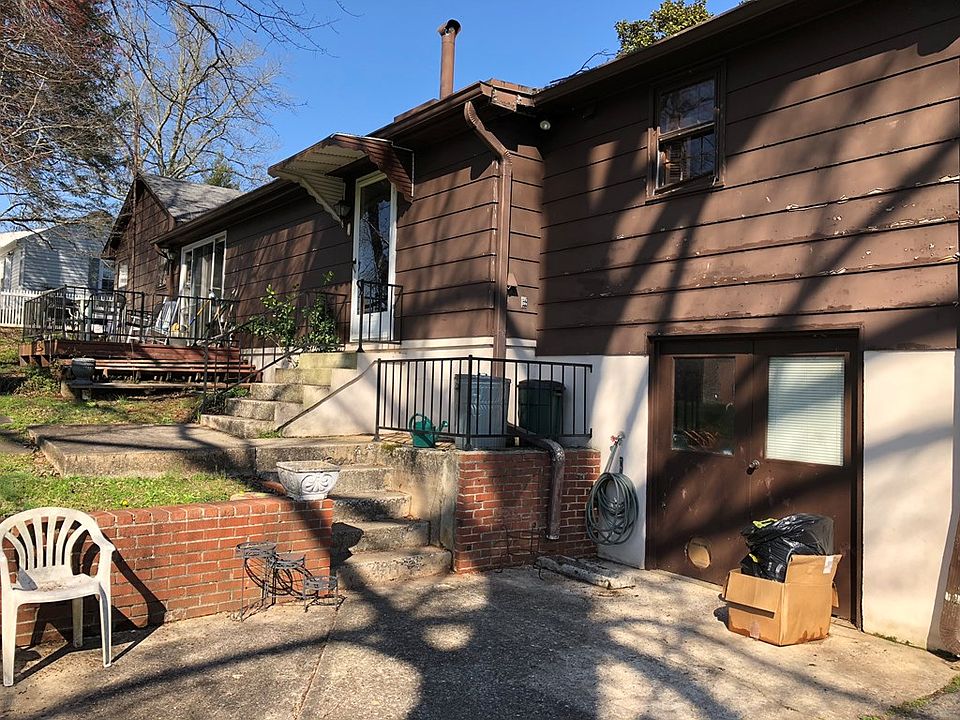 2nd image of 207 Oak St
