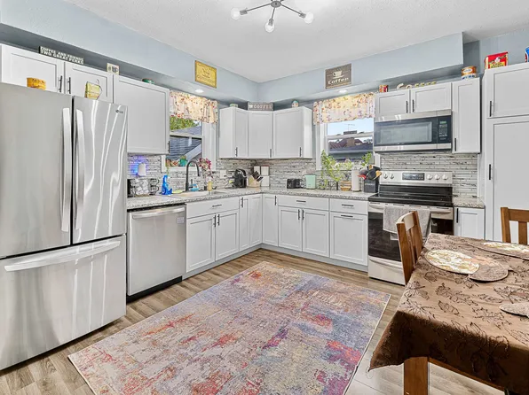 175 E Oak Grove St, Juneau, WI 53039