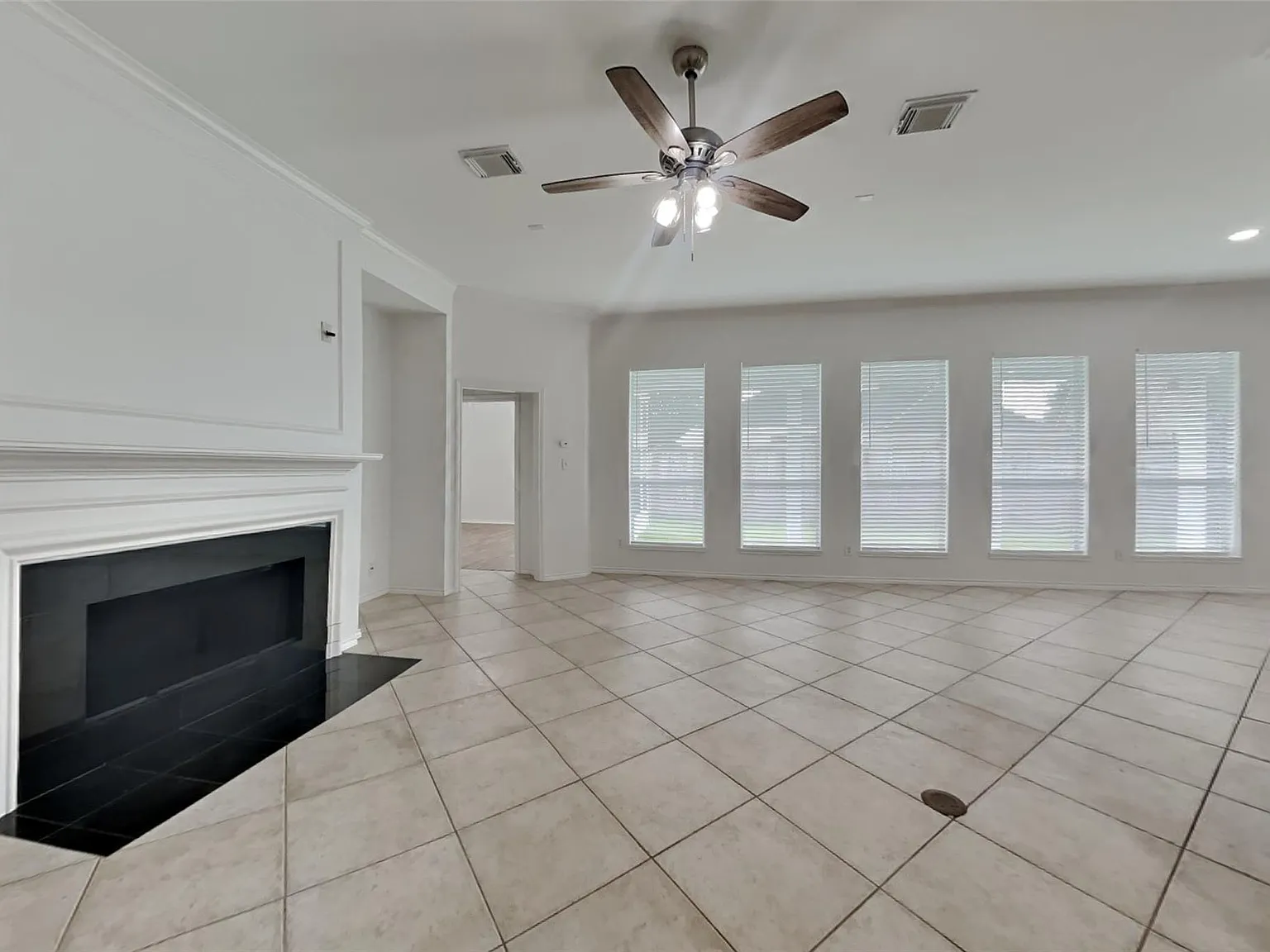3 bed, 2.0 bath, 2418 sqft, $2,400 — Photo 3