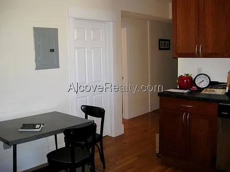 4 bed, 2.0 bath, 1400 sqft, $4,500 — Photo 2