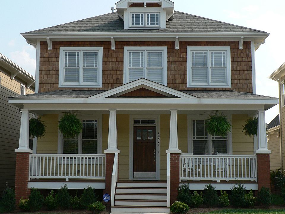 Large front porch w/ 2 ceiling fans