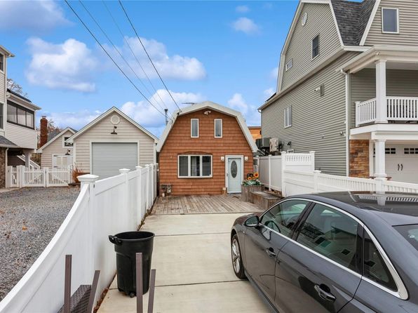 3955 South Street, Seaford, NY 11783