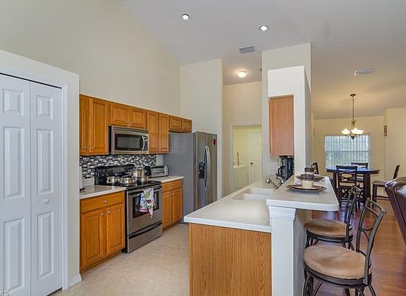 5th image of 1100 E 10th St