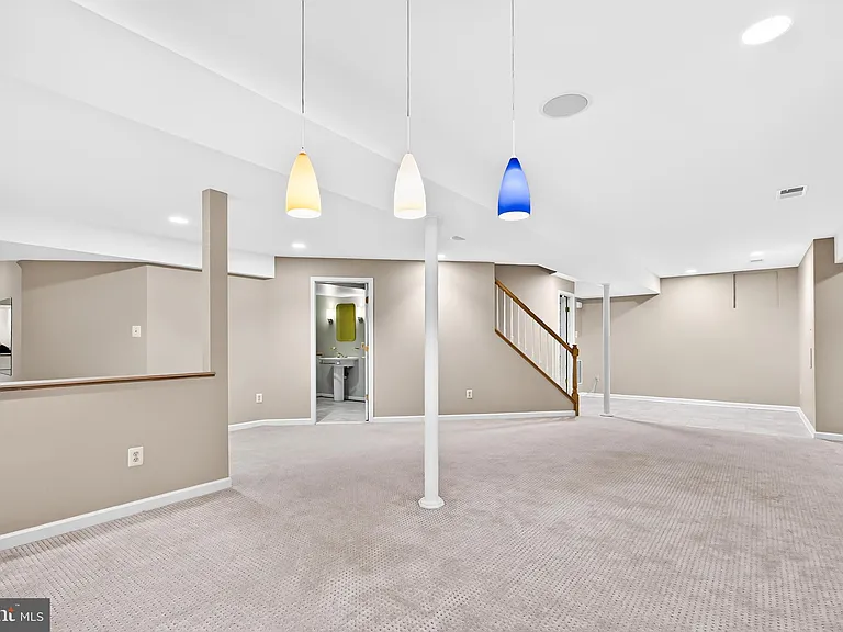 2207 Frank St — Photo 49