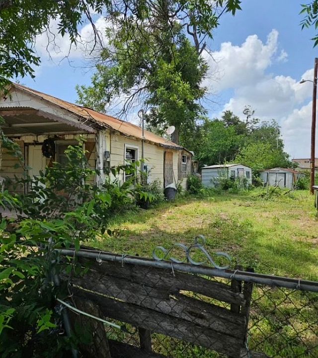 2nd image of 209 Parkview