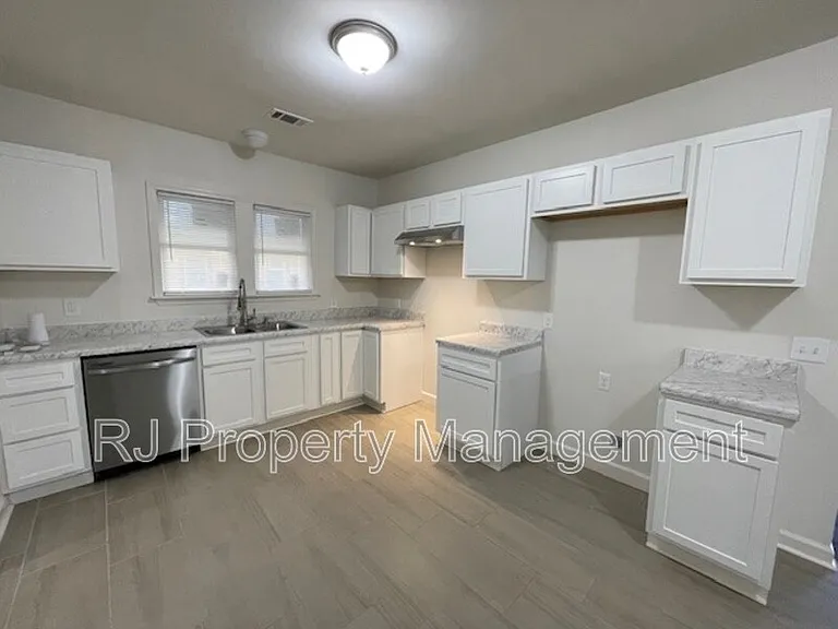 929 Birch St — Photo 7