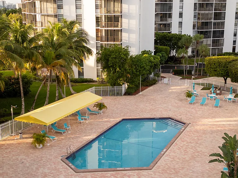 20500 W Country Club Dr #406 — Photo 11