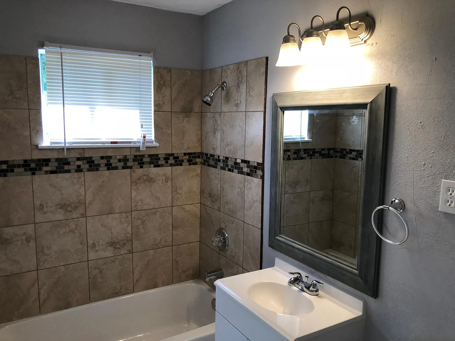3 bed, 948 sqft, $1,350 — Photo 3