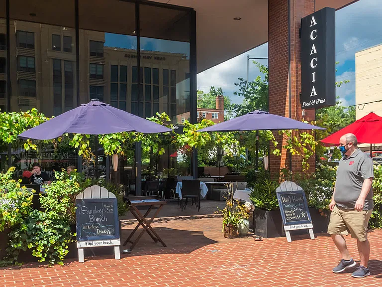 Amazing restaurants and bistros just steps from your front door.