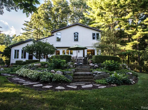 1970 Applewood Ln, Milford, MI 48381