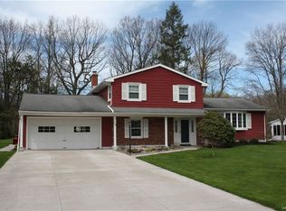 7090 Ridgewood Dr, Lockport, NY 14094