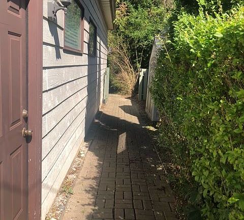 3rd image of 1806 Parkhurst Ave