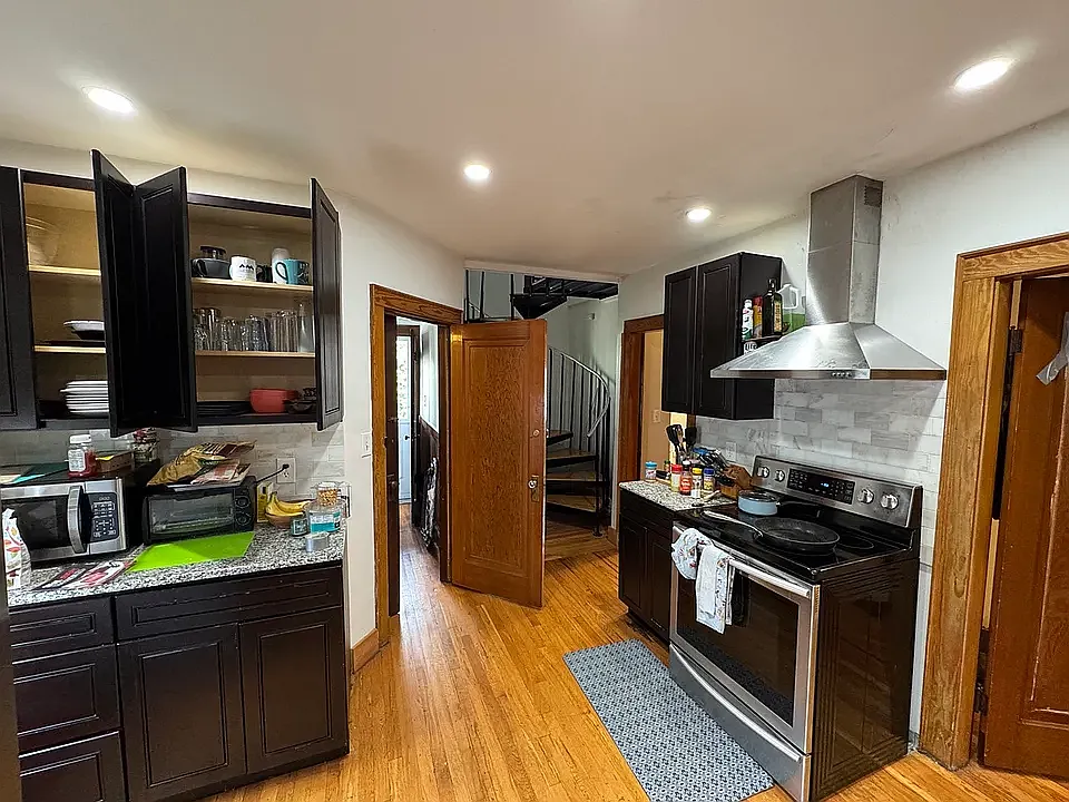 3 bed, 9999 sqft, $4,400 — Photo 1