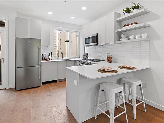 5th image of 2617 Franklin Ave E