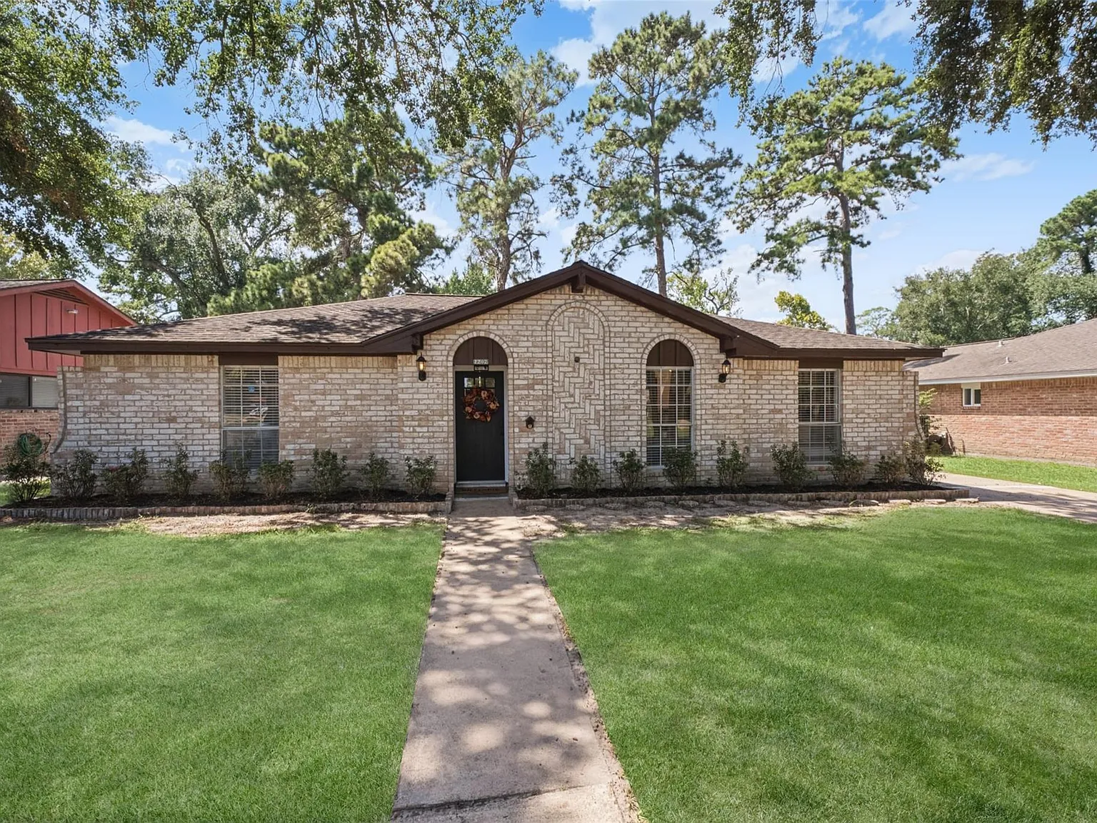4 bed, 2.0 bath, 1869 sqft, $1,900 — Photo 2