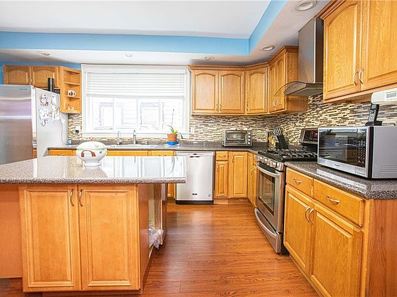 4th image of 1108 Taylor Ave