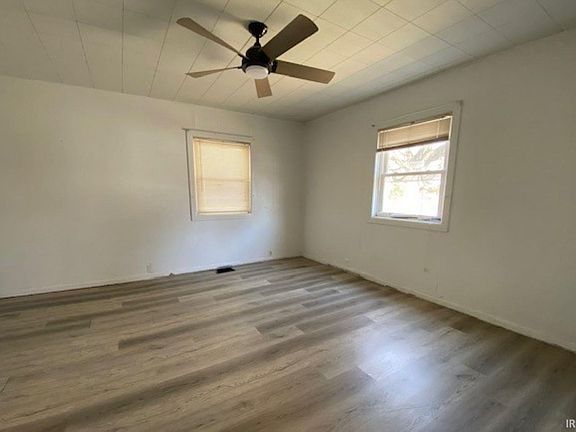 5th image of 301 E 9th St