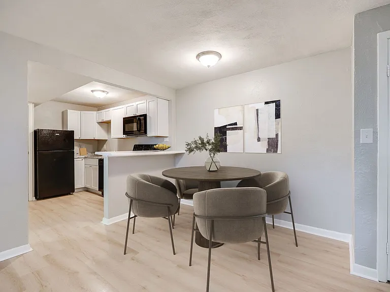 Monroe Terrace Apartments — Photo 4