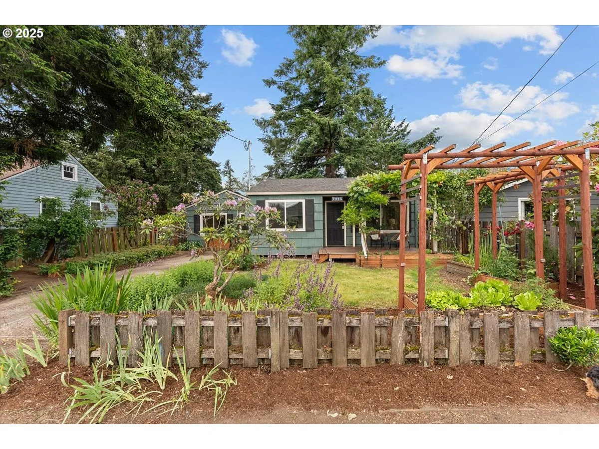 7225 SE 68th Ave photo 1
