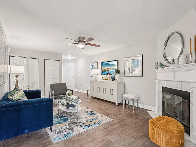 Las Palmas Apartments — Photo 19