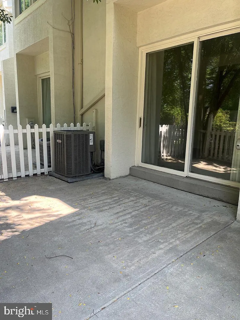 3 bed, 1.5 bath, 1600 sqft, $3,300 — Photo 2