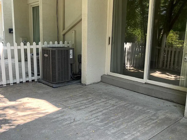 113 Montrose Ave — Photo 2