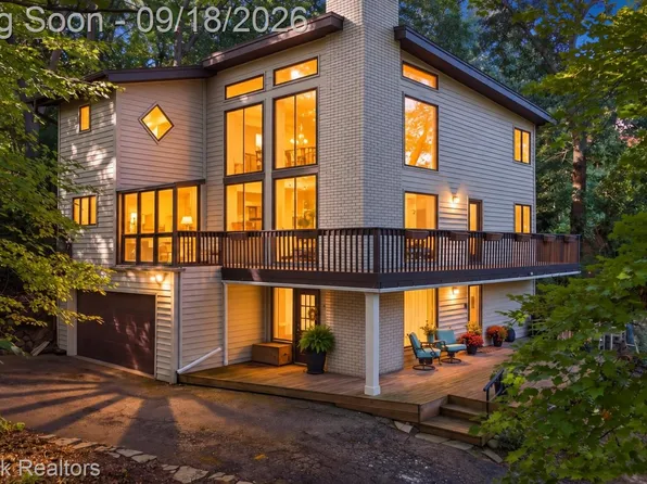 5405 Possum Ln, Orchard Lake, MI 48324