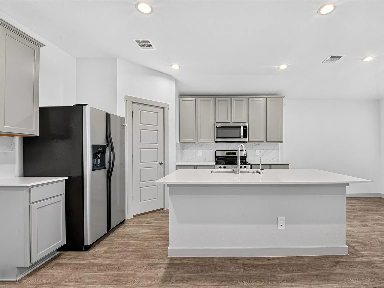 3 bed, 2.0 bath, 1297 sqft, $2,100 — Photo 4