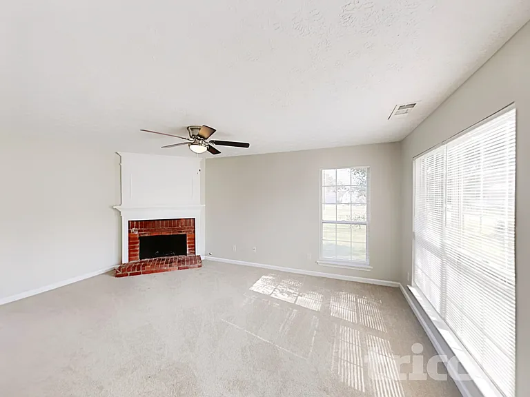 936 Edgewood Ln — Photo 3