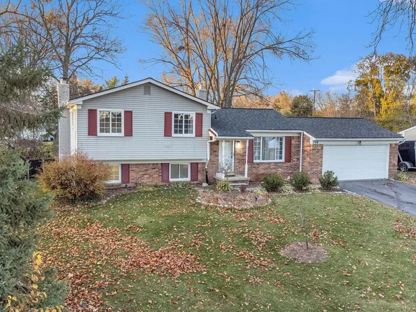 746 Laguna Dr, Wolverine Lake, MI 48390