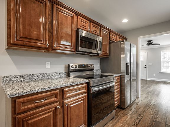4th image of 1605 Southernwood Dr