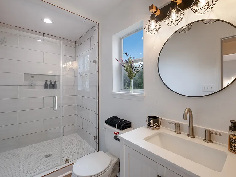 1318 Edison Dr — Photo 9