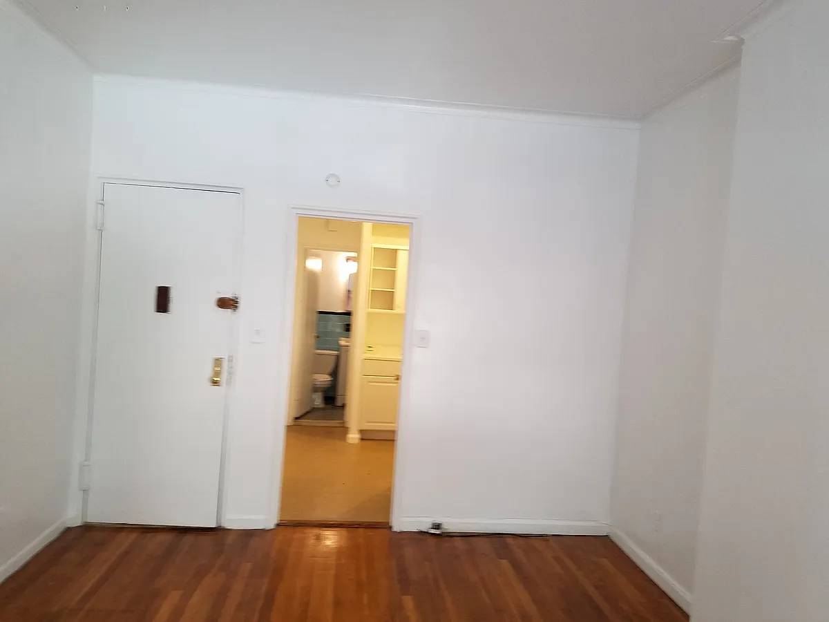 Building Photo - 406 E 83rd St #2C