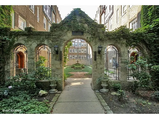 2335 W Farwell Ave APT 2N photo 1