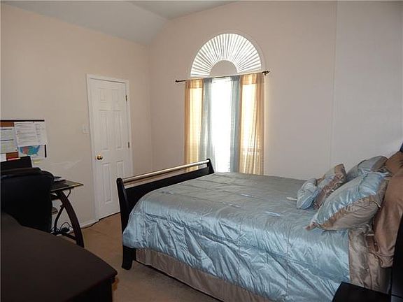 4th image of 3408 Bluegrass Dr